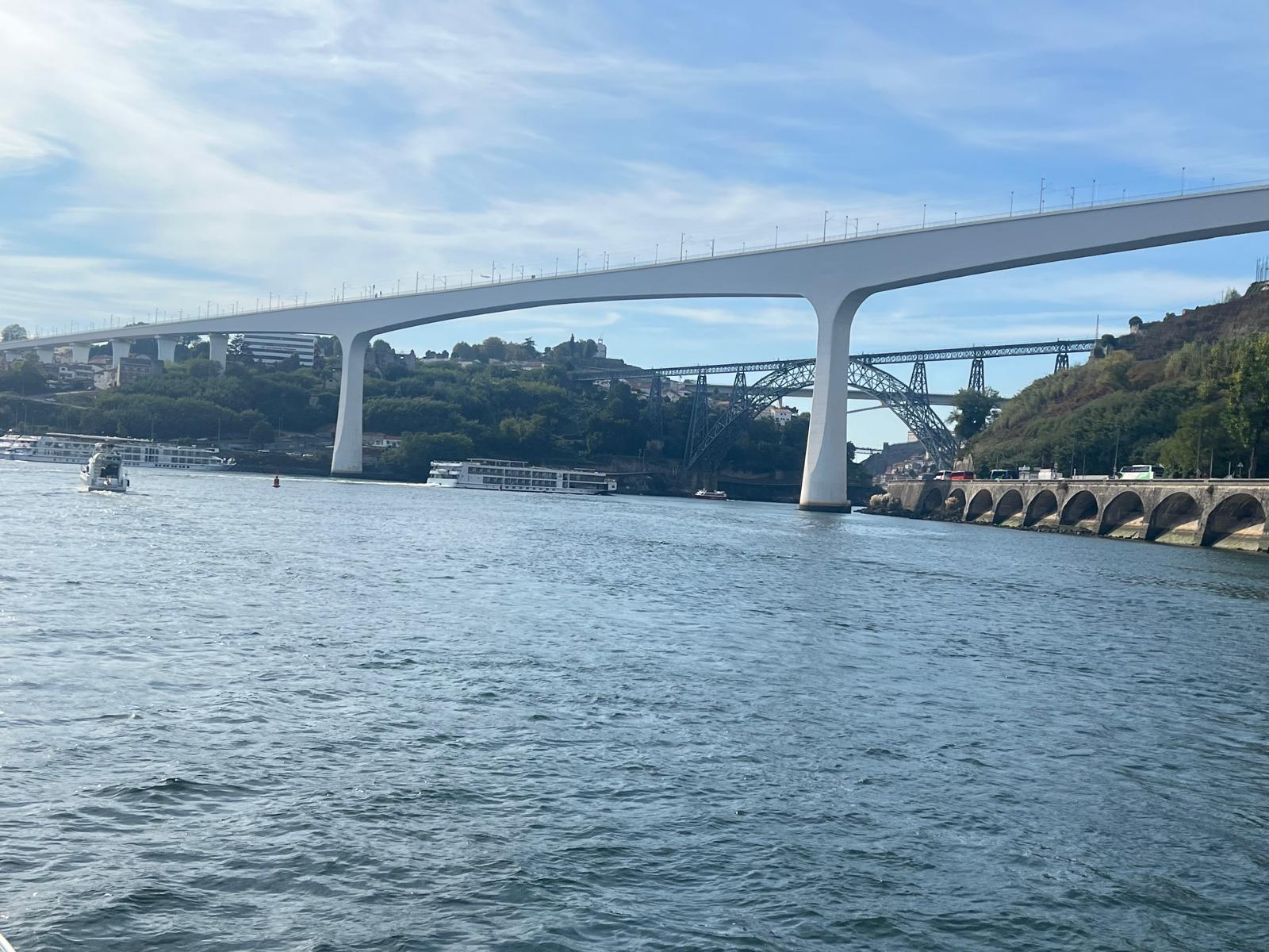 6 Bridges boat tour Porto — guests on board