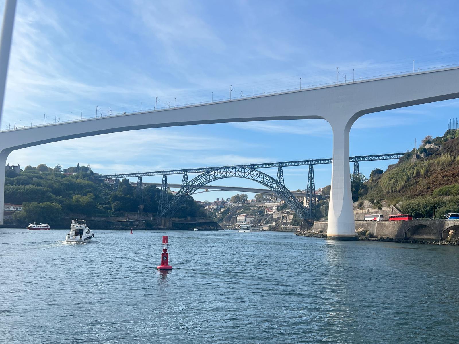 6 Bridges boat tour Porto — crew and guests