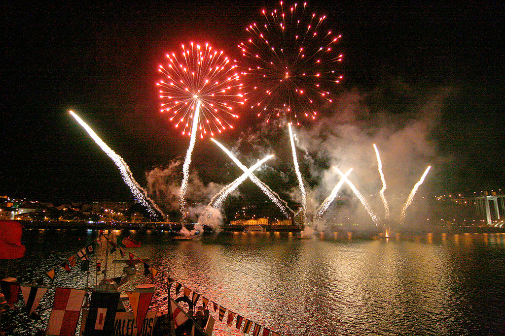 Feuerwerk über dem Fluss Douro beim São-Pedro-Fest in Afurada