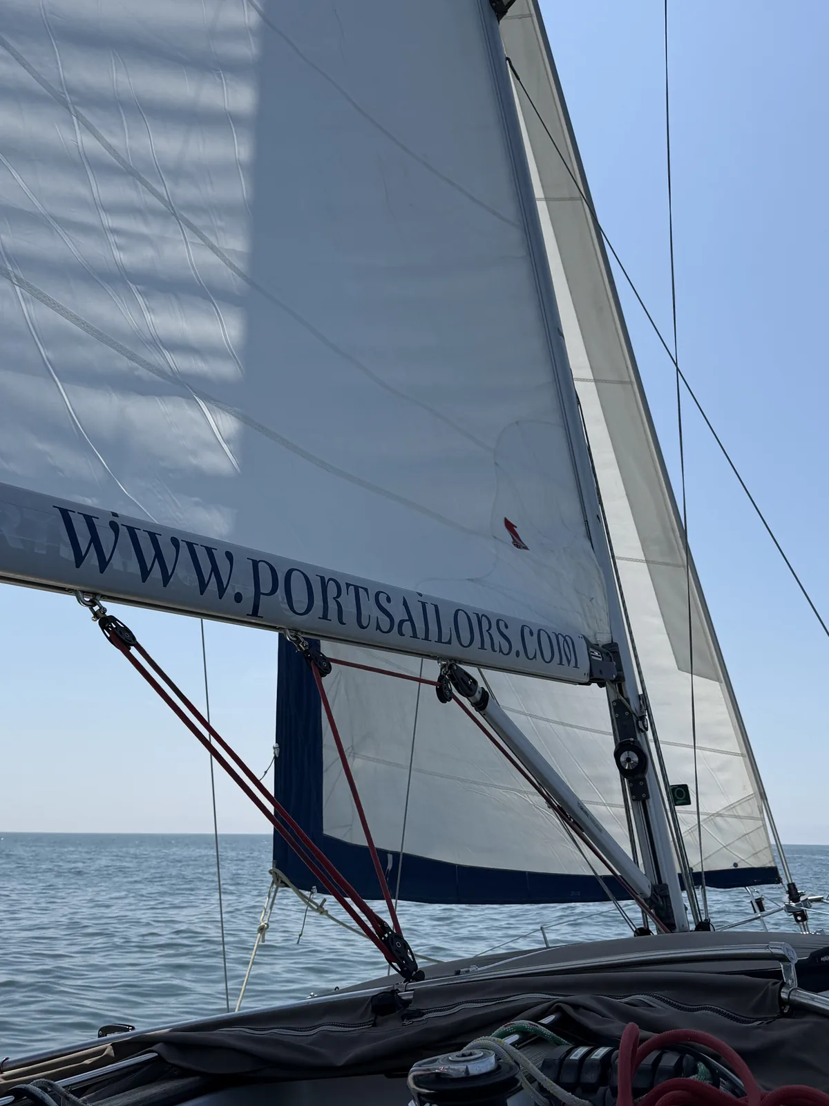 Voll stehendes Groß- und Vorsegel vor klarem blauem Himmel über dem offenen Atlantik vor Porto
