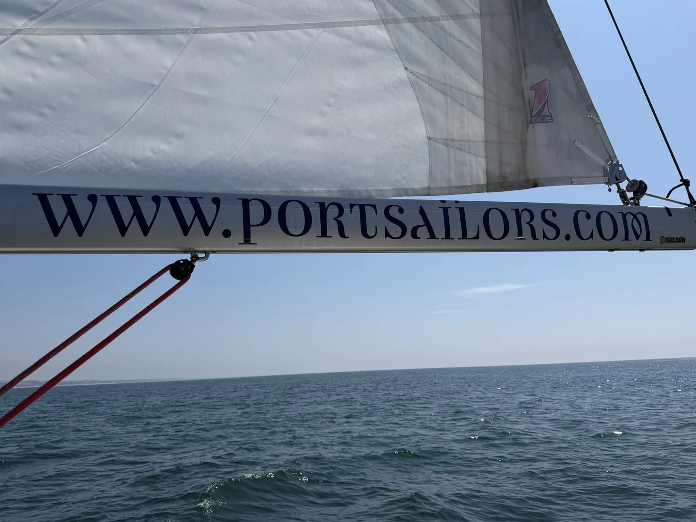 Segelbaum mit der Aufschrift www.portsailors.com über dem Atlantik vor Porto, unter vollen Segeln