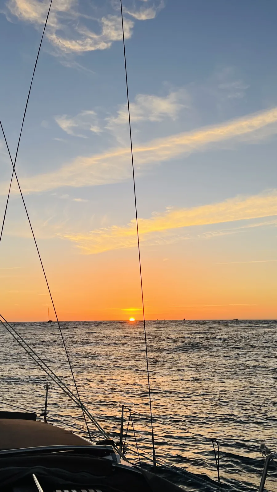 Pôr do sol atlântico dramático visto da proa de um veleiro ao largo do Porto