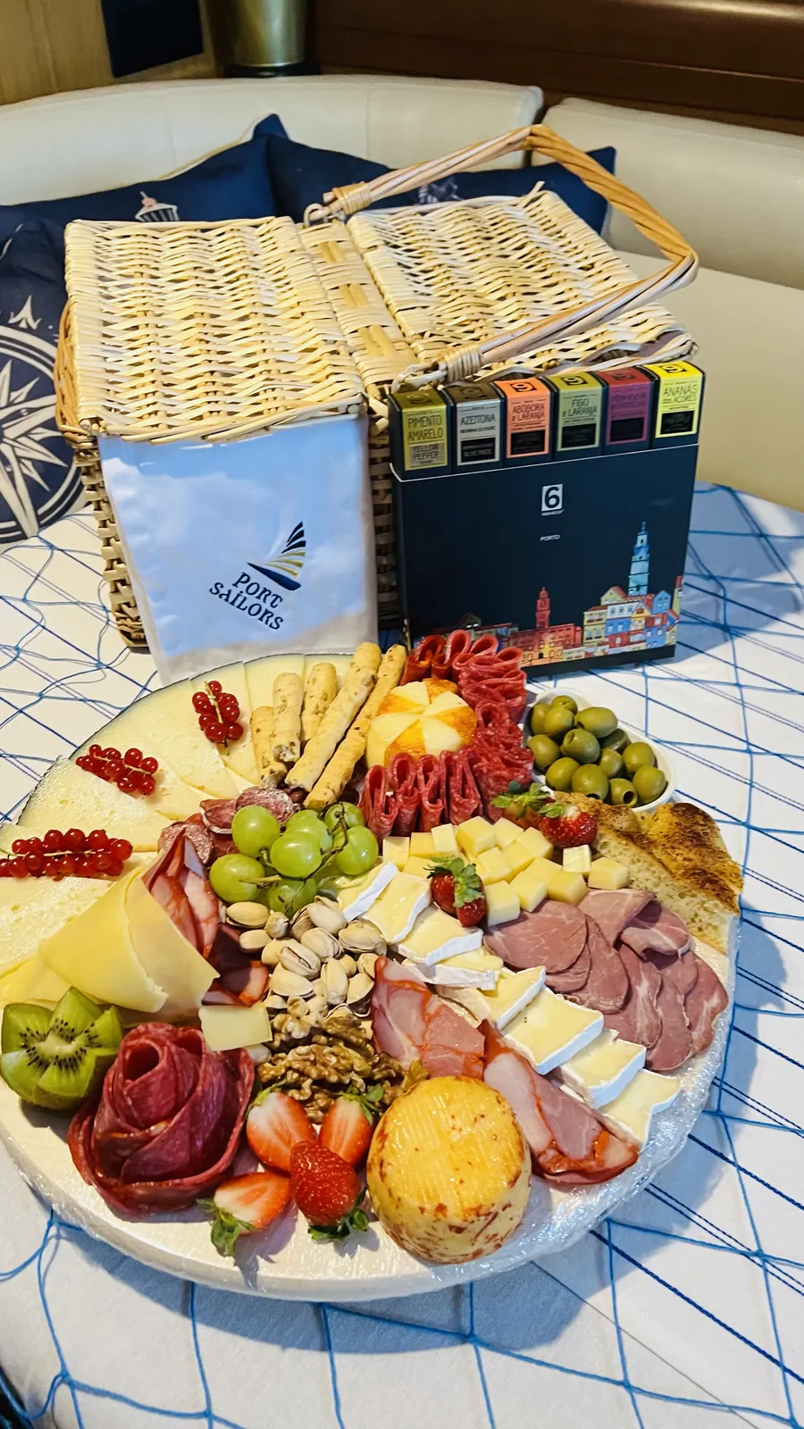 Tábua gourmet Port Sailors com enchidos, queijo e fruta num veleiro no Porto