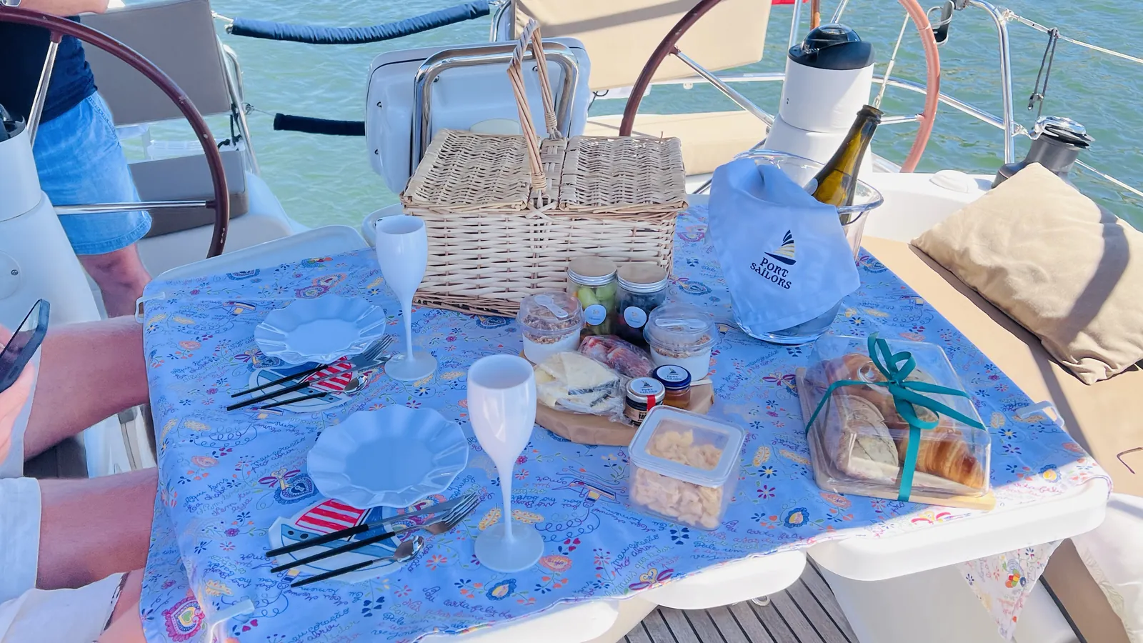 Mesa de piquenique com espumante e guardanapo Port Sailors posta para uma celebração à vela no Porto
